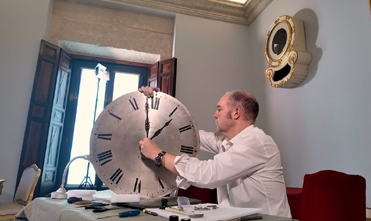 Del taller al Congreso P Del taller al Congreso. La restauración del antiguo reloj del hemiciclo