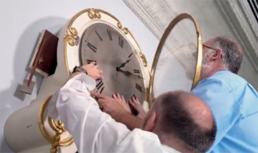 la puesta a punto del antiguo reloj del Hemiciclo