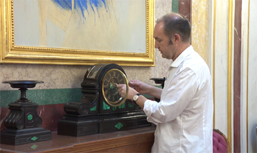 Un trabajo semanal para garantizar P una revisión semanal garantiza la precisión horaria de los relojes del Congreso