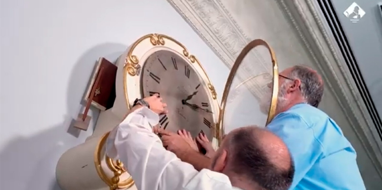 La puesta a punto del antiguo reloj del Hemiciclo